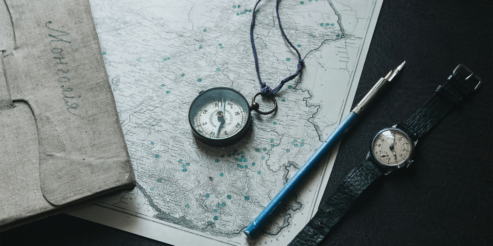 Kompass und Armbanduhr