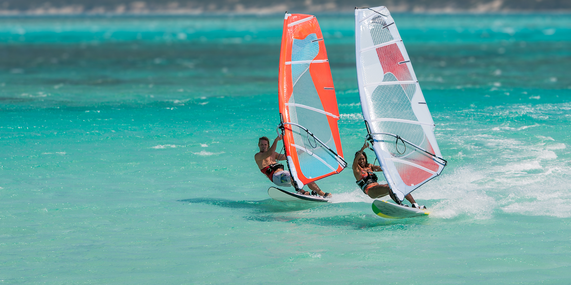 Zwei Windsurfer im Meer